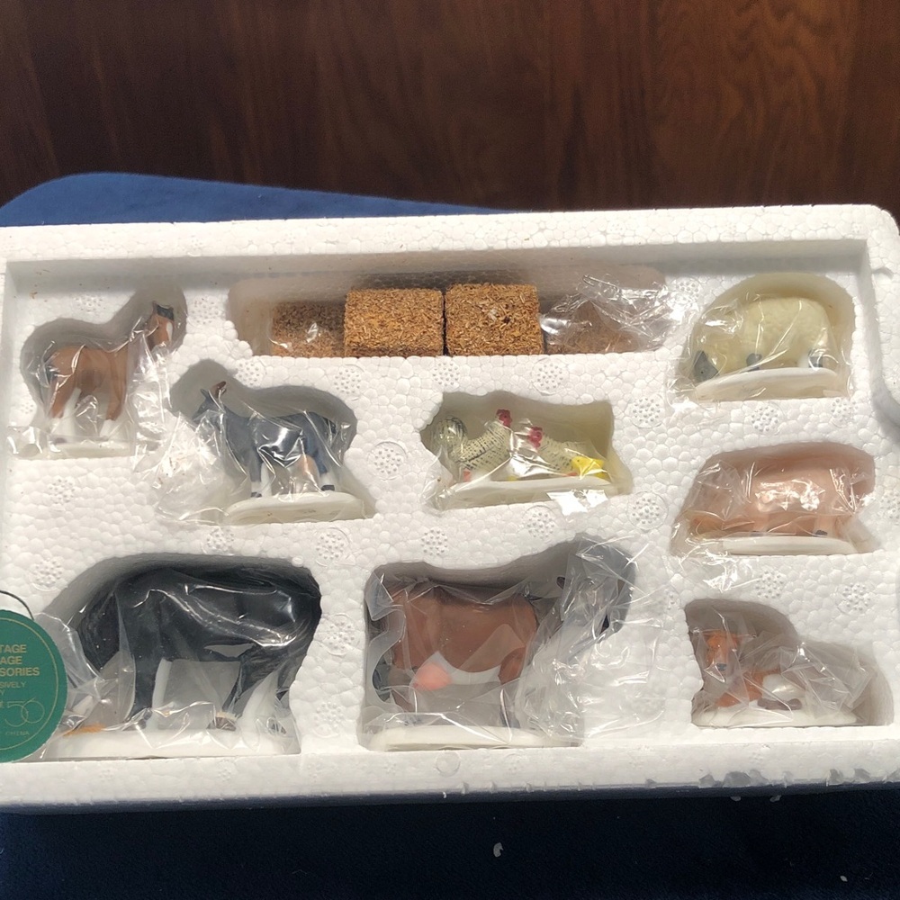 Heritage Village Farm Animals set of 8 figures&6 hay bales #56588
